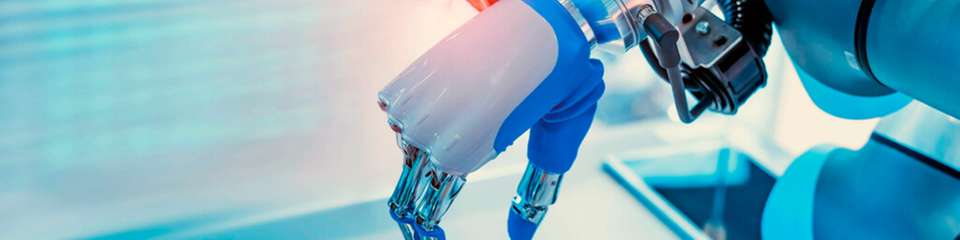 Industrieroboter positioniert ein Bauteil auf einer Vorrichtung für automatisierte Montageprozesse.