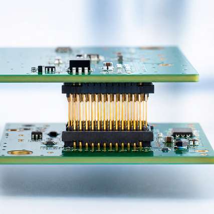 Board-to-Board-Steckverbinder verbinden Leiterplatten platzsparend und zuverlässig und beeinflussen dabei Montage, Signalqualität und mechanische Stabilität.