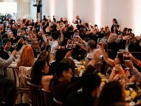 CEO Philip Harting und Jon DeSouza, Vorstand Marketing und Sales, sprachen beim Jubiläumsfest im Art Institute of Chicago. Gemeinsam mit Mitarbeitenden, Kunden und Partnern feierten sie 40 Jahre Harting in den USA.