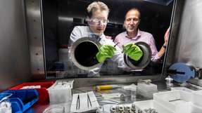 Erforscht neue Materialsysteme und Produktionstechnologien für Batterien: Prof. Dr. Volker Knoblauch (rechts), hier mit Doktorand Christian Weisenberger bei einem „tiefen Griff“ in eine Glovebox.