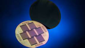 Monokristalline Siliziumsolarzelle mit Polo-Kontakten für beide Polaritäten auf der Solarzellenrückseite.