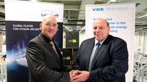 Burkhard Holder, Geschäftsführer bei VDE Renewables GmbH und Christian Adamczyk, Pressesprecher und Marketingleiter der BMZ Group unterzeichneten einen Vertrag zur strategischen Partnerschaft.