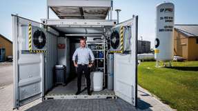 Ove Petersen ist Mitgründer von GP Joule, gelernter Landwirt und studierter Diplom-Agraringenieur. Sein Fokus liegt auf der strategischen und innovativen Ausrichtung des Unternehmens im Kontext einer nachhaltigen Energieversorgung. Im Managementteam ist er daher für die Bereiche Business Development, Vertrieb, Marketing, Personalentwicklung sowie Unternehmenskommunikation verantwortlich. Aus Verbundenheit zur Natur und den eigenen Wurzeln führt der gebürtige Schleswig-Holsteiner zudem das landwirtschaftliche Familienunternehmen weiter. Neben seiner Rolle als CEO engagiert sich Petersen in verschiedenen Verbänden für die Entwicklung der erneuerbaren Energien. 