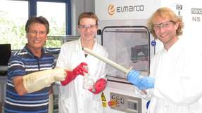 Im Elektrospinning-Labor der Hochschule Landshut (von links): Prof. Dr. Karl-Heinz Pettinger, Viktoria Peterbauer (Projekt „IntelliSpin“) und Hans-Konrad Weber (Projekt „SpinnAP“)
