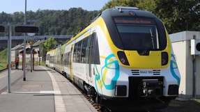 Der batteriebetriebene Alstom-Zug hat kürzlich seine Premierenfahrt angetreten. Im Dezember 2021 soll er dann in Baden-Württemberg und Bayern in Betrieb gehen.