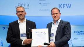 Freuen sich über die Auszeichnung ihrer Unternehmen mit dem Energy Efficiency Award in Berlin: (v. l.) Dr. Olaf Breuer. Evonik Industries und Dr. Jörg Reichert, Energiedienst.