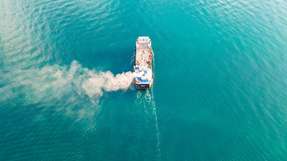 In der Kampagne der EMSA messen Drohnen den Schwefelanteil in Abgasfahnen von Schiffen und leiten die Messergebnisse den Kontrollbehörden weiter, damit bei Verstöße gegen die Kraftstoffvorgaben sofort gehandelt werden kann.