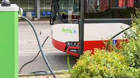 Hitachi Energy stellt für die Berliner Verkehrsbetriebe (BVG) eine komplette Grid-eMotionTM Fleet Grid-to-Plug-Ladeinfrastrukturlösung bereit.
