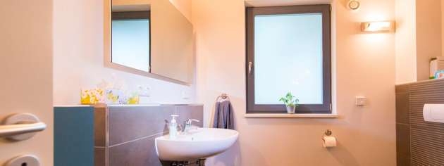 Die Infrarotheizung als Badezimmerspiegel sieht gut aus und spendet mit kurzer Aufheizzeit bei Bedarf Wärme.