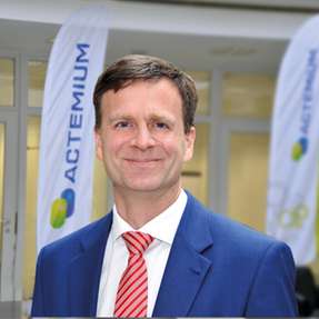 Jens Roseneck ist Executive Vice President bei Actemium Deutschland. Der Diplom-Ingenieur und Wirtschaftsingenieur beschäftigt sich seit mehr als 25 Jahren mit dem Energieanlagenbau. Er kennt die technischen Herausforderungen und weiß, dass der Erfolg der Energiewende von mehreren Faktoren abhängt.