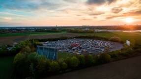 Ladestationen in den ersten Reihen im Drive-In Autokino München-Aschheim