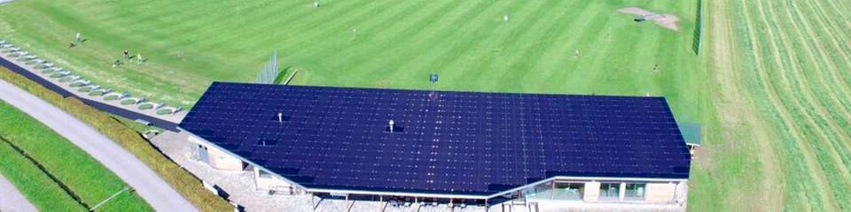 Neuer Look für Golf-Clubhaus: Das Dach des Gebäudes zieren jetzt über 400 Solarmodule in „Full-Black“-Optik.