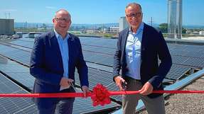 John Dallapiccola, Geschäftsführer (links) und Franco Delvecchio, Executive President (rechts) von Stäubli Electrical Connectors bei der Eröffnung der Photovoltaik-Anlage in Weil am Rhein