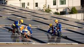 Fachkräfte wie Solarteure sind auf Grund des Handwerkermangels gefragter denn je.