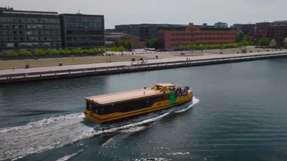 EMOB Ferry Copenhagen: An drei strategisch platzierten Haltestellen entlang ihrer Route nutzen diese modernen Fähren das neue Stäubli-QCC-System für schwere Nutzfahrzeuge, um sich autonom aufzuladen.