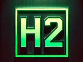 Roboter übernehmen das Stacking, Quantencomputer ermittelten Materialien, um das seltene Metall Iridium zu reduzieren und digitale Zwillinge sichern Daten von Entstehung bis Demontage: In der Referenzfabrik entsteht eine automatisierte PEM-Elektrolyseur-Produktion im industrietauglichen Gigawatt-Maßstab.