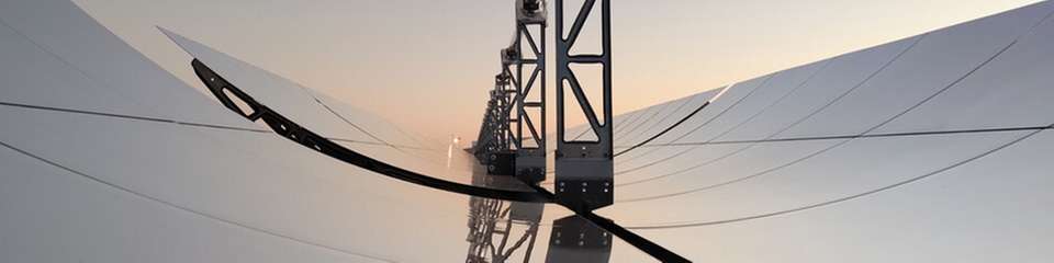 Parabolrinnenkollektor eines großen solarthermischen Kraftwerks: In industriellen Anwendungen können auch kleinere Kollektoren eingesetzt werden.