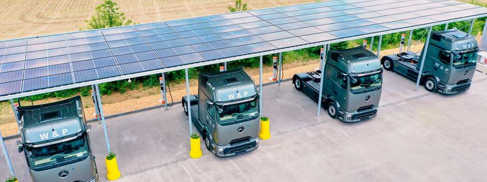 E-Mobilität in Unterfranken: Spedition W&P verstärkt Flotte mit 20 Mercedes-Benz eActros 600 und eröffnet Ladepark mit 56 Ladepunkten.