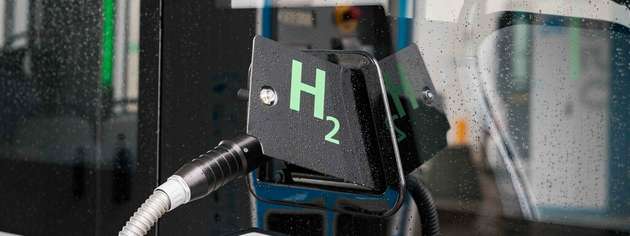 Was heute noch eine Ausnahme ist, wird bald zum Standard: Mit der neuen Wasserstofftankstelle in Düsseldorf schaffen H2 Mobility, die Rheinbahn und die Stadtwerke die Infrastruktur für klimaneutrale Mobilität in der Stadt.