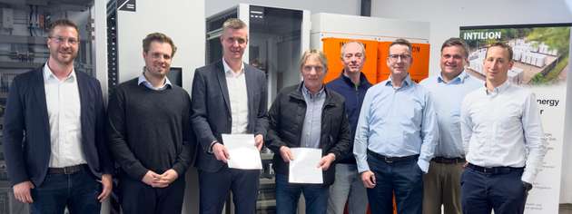 Vertragsunterzeichnung in den Räumlichkeiten von Intilion mit Vertretern von LSF Energy und Intilion (von links nach rechts): Frederik Süllwald, Carl Zoellner, Marco Pape (Intilion), Michael Flocke, Stefan Konrad (LSF Energy), Dirk Engel (Intilion), Dr. Jan Lackmann, Dr. Martin Holzweissig.