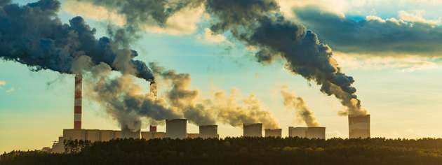 Hinter CO2-Emissionen verbergen sich oft versteckte Kosten durch energieintensive Prozesse, teure Materialien, ineffiziente Lieferketten und steigende Abgaben oder CO2-Zertifikate.