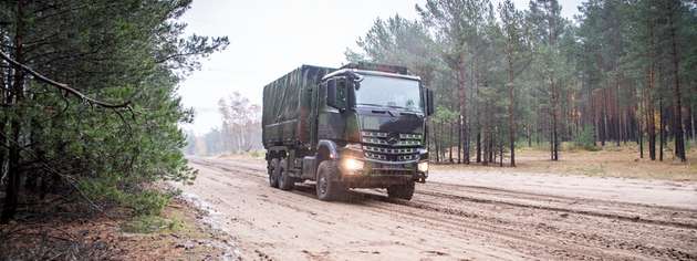 Im militärischen Umfeld müssen Lkw mit unwegsamem Gelände zurechtkommen. Der Arocs 6x6 wird hierzu mit spezieller Ausstattung versehen.
