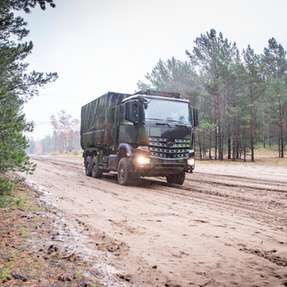 Im militärischen Umfeld müssen Lkw mit unwegsamem Gelände zurechtkommen. Der Arocs 6x6 wird hierzu mit spezieller Ausstattung versehen.