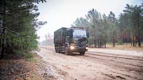 Im militärischen Umfeld müssen Lkw mit unwegsamem Gelände zurechtkommen. Der Arocs 6x6 wird hierzu mit spezieller Ausstattung versehen.