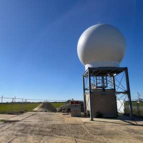 Das Dual Doppler Wind-Radar misst die Windgeschwindigkeit bei Krummendeich im Landkreis Stade.