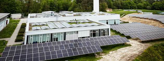 Windenergie- und PV-Anlage auf dem Campus des Fraunhofer ICT in Pfinztal.