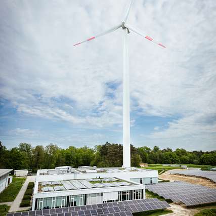 Windenergie- und PV-Anlage auf dem Campus des Fraunhofer ICT in Pfinztal.