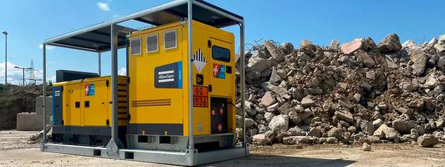 Die Hybrid-Batteriespeichersysteme von Atlas Copco bestehen aus einem dieselbetriebenen Stromerzeuger (links in der Anlage) und einem elektrischen Energiespeicher (rechts), die auf einem gemeinsamen Gehäuserahmen montiert sind.