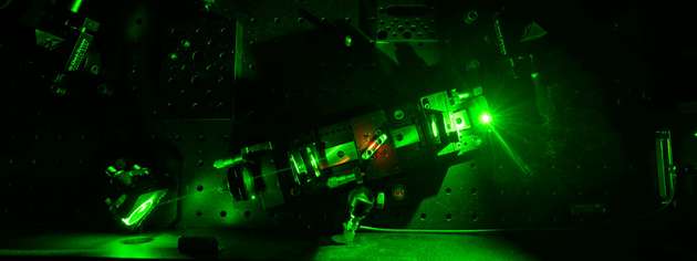 Chunlei Guo erzeugt mithilfe eines Lasers ultraschnelle Laserpulse, mit denen er Nanostrukturen in Metalloberflächen ätzt und so hocheffiziente STEGs erzeugt.