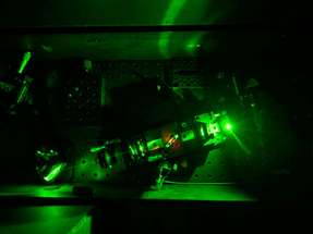 Chunlei Guo erzeugt mithilfe eines Lasers ultraschnelle Laserpulse, mit denen er Nanostrukturen in Metalloberflächen ätzt und so hocheffiziente STEGs erzeugt.