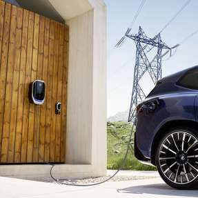 Bidirektionales Laden macht Elektrofahrzeuge zu aktiven Stromspeichern und integriert sie erstmals als Vehicle-to-Grid-Lösung in den deutschen Energiemarkt.