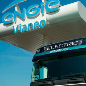 Zwei neue Ladehubs im Kieler Hafen sollen ab 2026 E-Lkw mit Grünstrom versorgen.