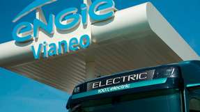 Zwei neue Ladehubs im Kieler Hafen sollen ab 2026 E-Lkw mit Grünstrom versorgen.