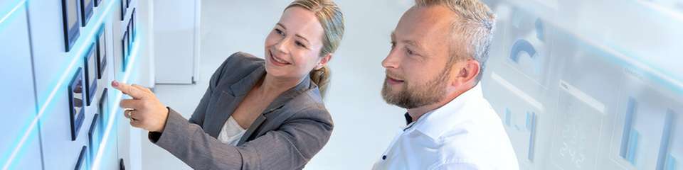 Janitza SPS-Keyvisual: „Die Zukunft vorantreiben – flexible und integrierte Branchenlösungen“.