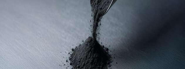 Wertvolles Material aus der Schwarmasse: „Kreislauf.IN.NRW“ will besonders viele recycelte Stoffe in Batteriezellen einsetzen. 