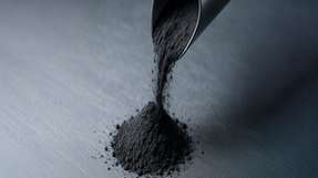 Wertvolles Material aus der Schwarmasse: „Kreislauf.IN.NRW“ will besonders viele recycelte Stoffe in Batteriezellen einsetzen. 