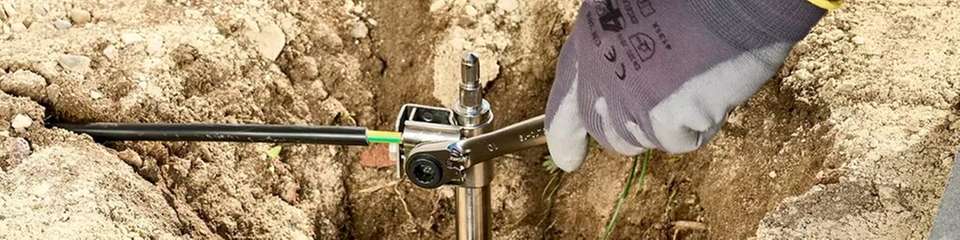 Normgerecht, effizient und einfach zu installieren: Das Tiefenerder-Set D18014 von DEHN zur Nachrüstung von Erdungs-anlagen.