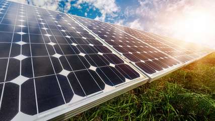 Die Zwischenschicht erhöht die strukturelle Stabilität beider Schichten, aber ganz besonders in der C60-Schicht. Dadurch wird diese gleichmäßiger und kompakter.