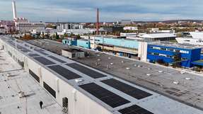SKF-Werk: Die PV-Module von SunOyster Systems wurden dort mittels Klebetechnik installiert.