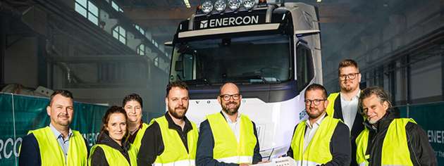 Bei der Schlüsselübergabe für Enercons ersten E-Truck (von links): Ralf Fittje, Maren Hofinga, Stephanie Fisser, Tino Hülsmeyer, Hendrik Peterburs (alle Enercon Global Logistics), Arthur Kasperczyk und Henning Pleiter (beide A+T) sowie Matthias Henning (Volvo Trucks).