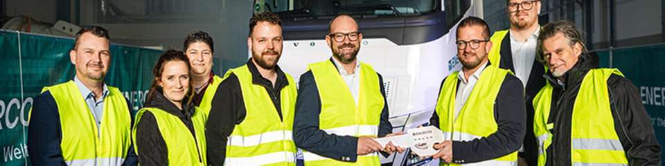 Bei der Schlüsselübergabe für Enercons ersten E-Truck (von links): Ralf Fittje, Maren Hofinga, Stephanie Fisser, Tino Hülsmeyer, Hendrik Peterburs (alle Enercon Global Logistics), Arthur Kasperczyk und Henning Pleiter (beide A+T) sowie Matthias Henning (Volvo Trucks).
