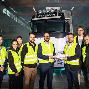 Bei der Schlüsselübergabe für Enercons ersten E-Truck (von links): Ralf Fittje, Maren Hofinga, Stephanie Fisser, Tino Hülsmeyer, Hendrik Peterburs (alle Enercon Global Logistics), Arthur Kasperczyk und Henning Pleiter (beide A+T) sowie Matthias Henning (Volvo Trucks).