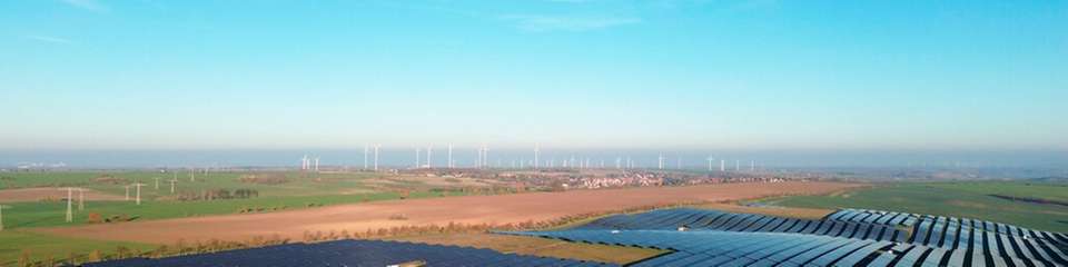 Im Vordergrund ist der Solarpark Gerbstedt zu sehen, im Hintergrund der Windpark Gerbstedt mit Repowering.