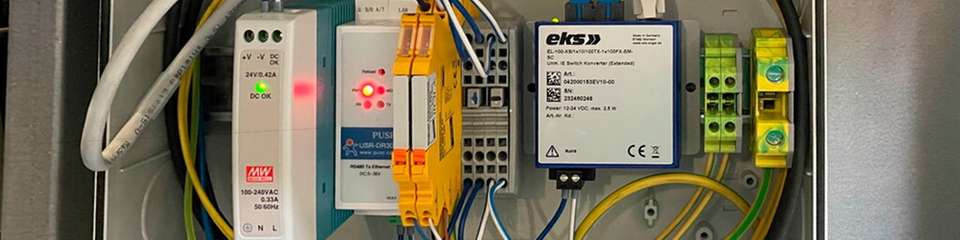 Die Anlage von Fleximaus nutzt eine intelligente Abschaltautomatik, die anhand von Umweltparametern das Fledermausrisiko berechnet und die Windkraftanlage bei Gefahr automatisch stoppt, um die Tiere wirksam zu schützen.