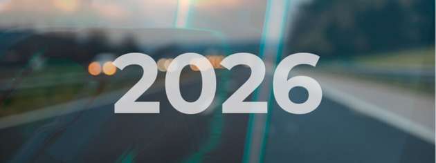 2026 verändern neue Standards, Pflichten und Förderungen die Elektromobilität grundlegend und verlangen von Unternehmen angepasste Infrastruktur- und Fuhrparkstrategien.