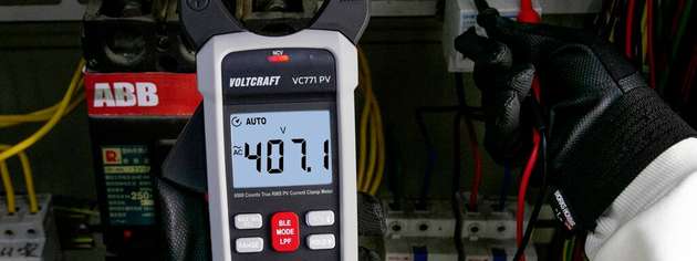 Die VC-771 PV ist die erste Stromzange von Voltcraft, die extrem hohe Ströme und Spannungen, wie sie beispielsweise in PV-Anlagen auftreten, präzise messen kann.
